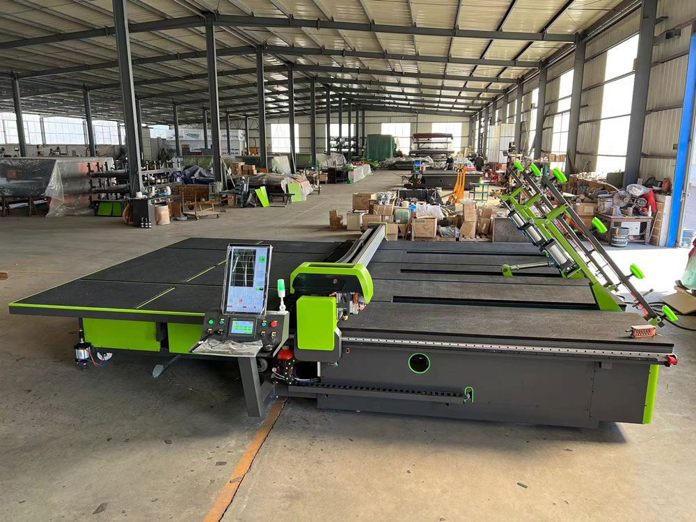 Máy cắt kính tự động