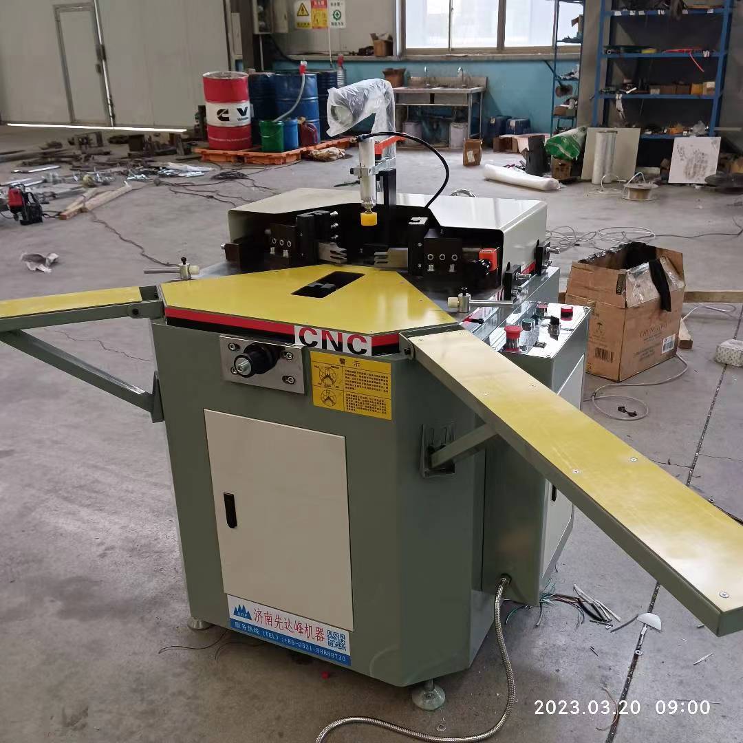 آلة تجعيد الزوايا الثقيلة للباب والنافذة الألومنيوم بتشغيل مريح