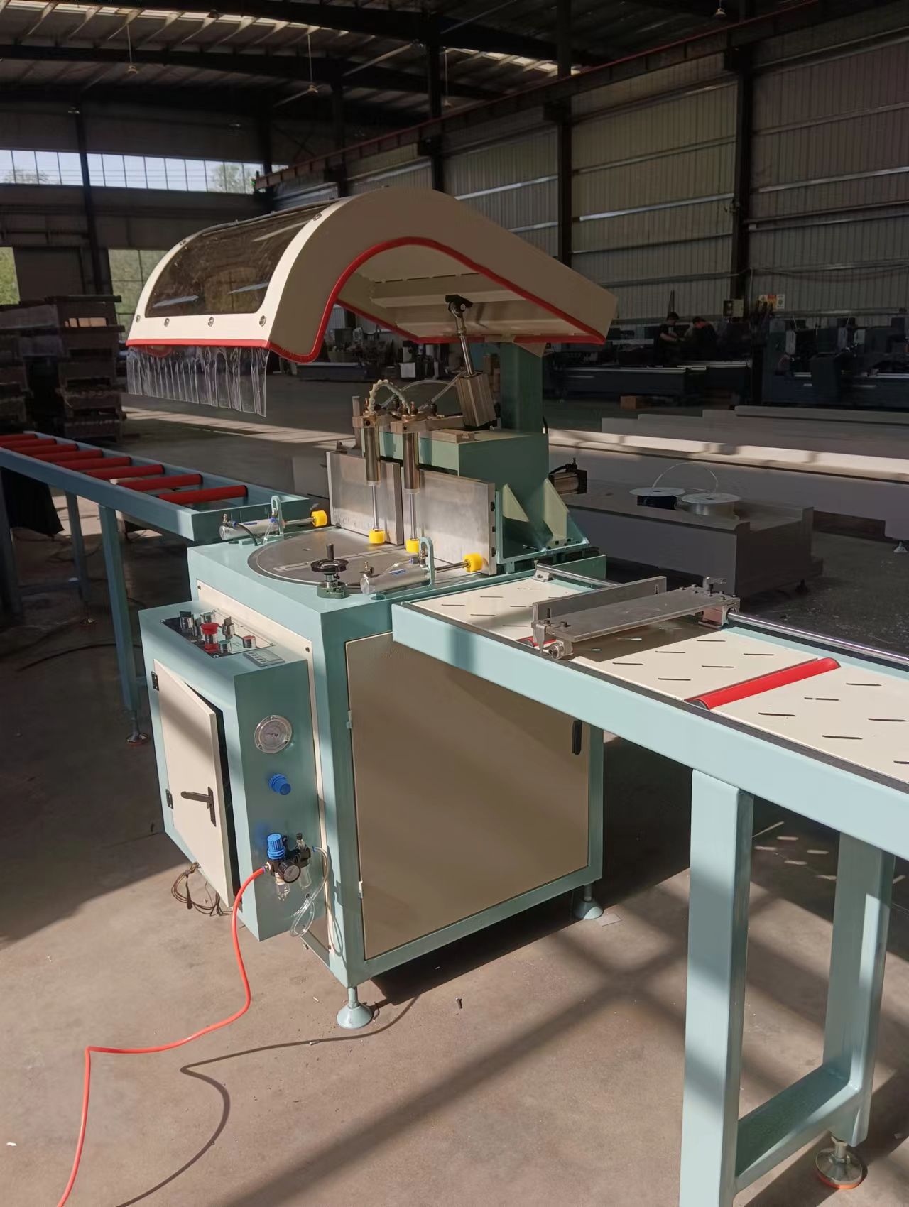 アルミ合金ドアと窓CNC切断機センター