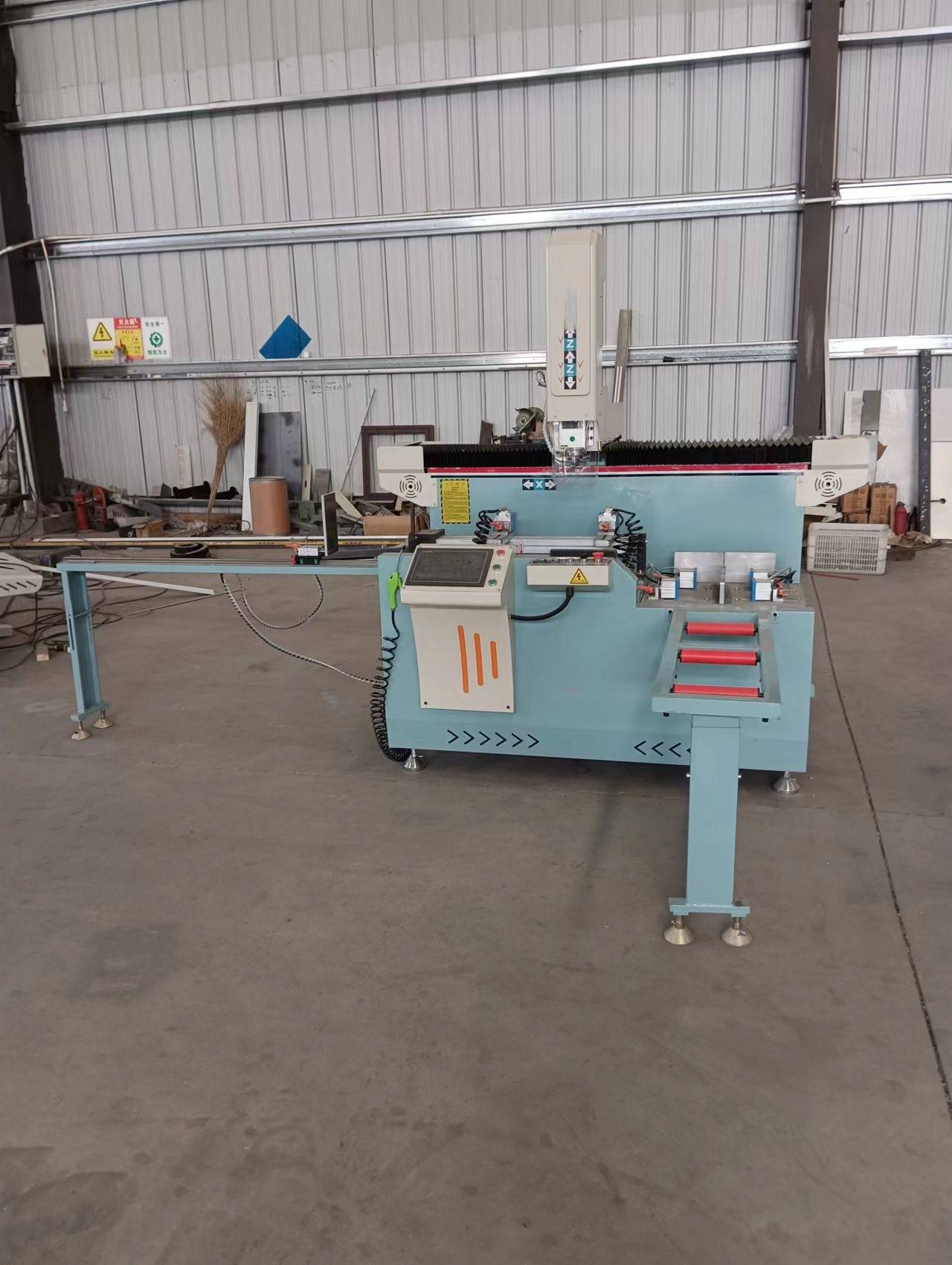 एल्युमिनियम प्रोफाइल की सीएनसी ड्रिलिंग और मिलिंग मशीन