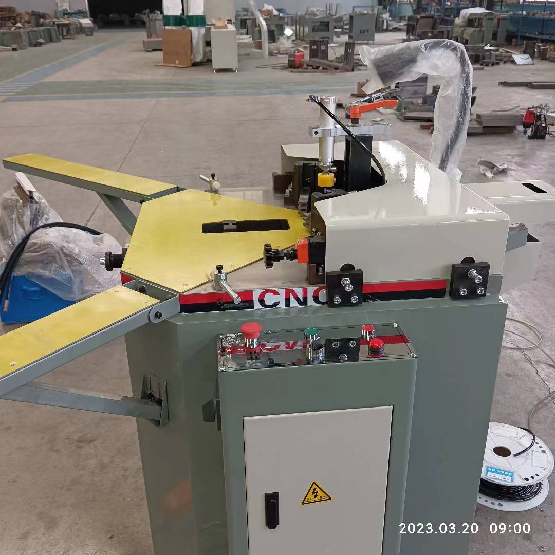 آلة تجعيد الزوايا الثقيلة للباب والنافذة الألومنيوم بتشغيل مريح