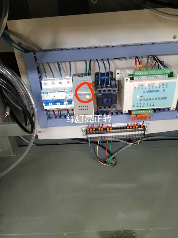 높은 생산 효율을 갖춘 자동 각도 코드 절단 톱