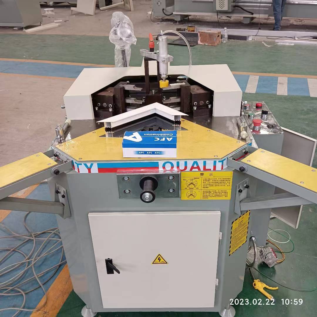 آلة تجعيد الزوايا الثقيلة للباب والنافذة الألومنيوم بتشغيل مريح