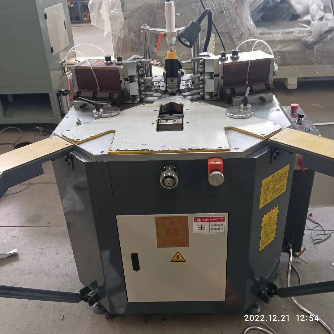 آلة تجعيد الزوايا الثقيلة للباب والنافذة الألومنيوم بتشغيل مريح